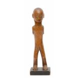 Mali, Bamana, staand mannelijk figuur met ovaal hoofd met c-vormige oren, rechthoekige metalen