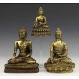 Nepal, drie koperen Boeddha's, gezeten op lotustroon h. 14-20 cm.