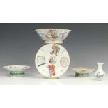 China, vijf stuks porselein, 19e eeuw, o.a. met famille rose decor van historische figuren