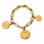 18krt. Gouden schakelarmband met gematteerde ovale schakels, waaraan drie munten: vijf gulden,