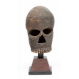 Nigeria, houten miniatuur schedel h. 19 cm.
