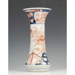 Japan, Imari stelbeker, Edo periode, vroeg 18e eeuw h. 26 cm.