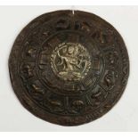 Tibet, rond koperen plaquette, 19e eeuw, met zilveren Manjushri in het midden, omgeven door