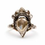Gouden en zilveren kroontjesring gezet met een druppelvormige roosdiamant, ca. 0,60crt. Hierboven
