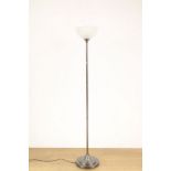 Geborsteld stalen staande lamp met geribte matglazen kap h. 186 cm