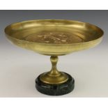 Koperen tazza op marmeren voet, ca. 1900, met in het plat vergulde plaquette door D. Alonzo (