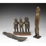 Burkina Faso, Lobi, staand manfiguur, Yoruba, ceremoniële staf met gezeten figuur en Senufo,