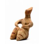 Syrië, zittend terracotta mannenfiguur, 6e-5e Mill. V. Chr., Tel Halaf, gezeten met de handen op