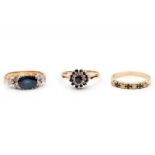 Drie differente gouden ringen allen gezet met saffier en diamant bruto 7,0 gr.