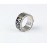 Zilveren brede ring, gemerkt Dyrberg/Kern gezet met tien gefacetteerde vierkante hematieten