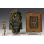 Bronzen reliëfplaquette, zilveren wijwaterbakje en bronzen crucifix, 19e eeuw. De plaquette met