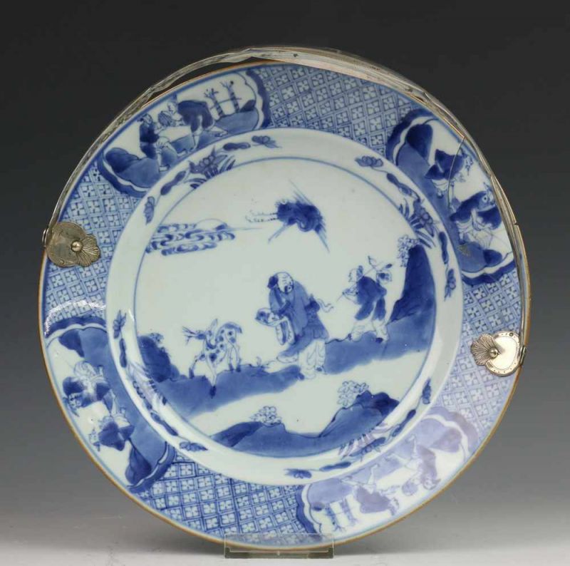 China, blauw-wit porseleinen schotel, Qianlong, met zilveren beugel (defect) diam. 28 cm.