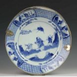 China, blauw-wit porseleinen schotel, Qianlong, met zilveren beugel (defect) diam. 28 cm.