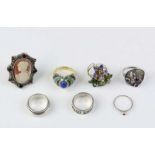 Zeven differente zilveren ringen Eén verguld, gezet met een lapis-lazuli en versierd met emaille