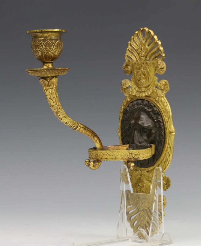 Frankrijk, vuurverguld bronzen éénlichts wandkandelaar, Empire, versierd met palmetten en bruin