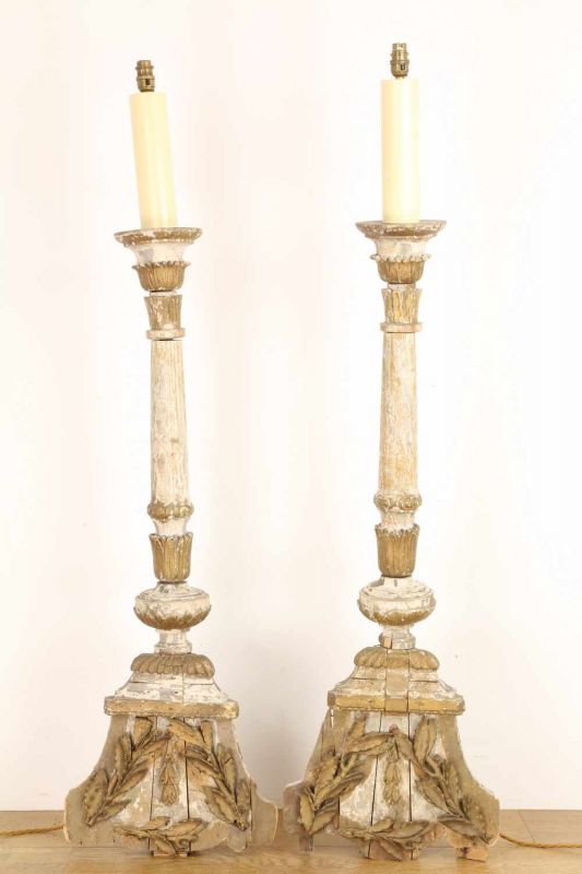 Paar verguld gelakt houten kandelaars, Louis XVI, ieder met gestoken voet (geëlektrificeerd) h.