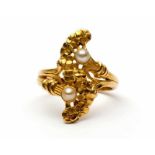 18krt. Gouden ring, in Art-Nouveau stijl, Kop in S-vorm met bloemen en gezet met twee parels bruto