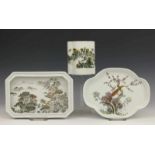 China, porseleinen penseelpot en twee blaadjes met gedrukt decor van landschap h. 13 en l. 24 cm.