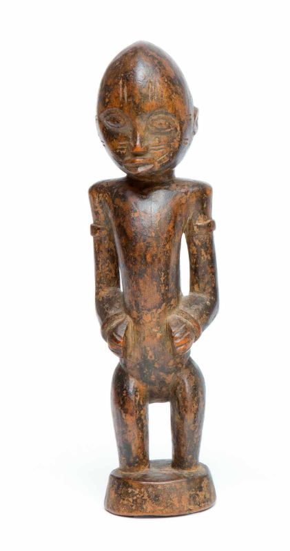 Senufo, staand figuur met bolvormig hoofd, scarificaties op gelaat, vrijgestoken armen en resten van