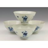 China, serie van vier blauw-wit porseleinen kommen met decor van zotjes diam. 11 cm.