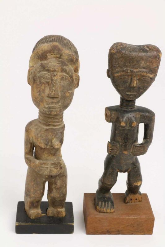 Akan, twee vrouwfiguren; h. 26 en 28 cm.