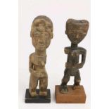 Akan, twee vrouwfiguren; h. 26 en 28 cm.