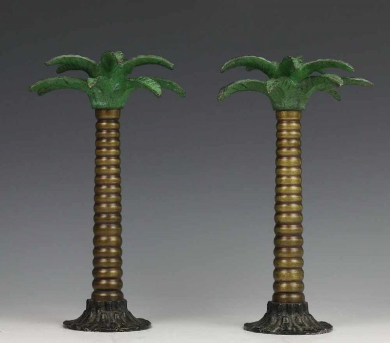 Paar bronzen éénlichts kandelaars, 20e eeuw, in vorm van palmbomen