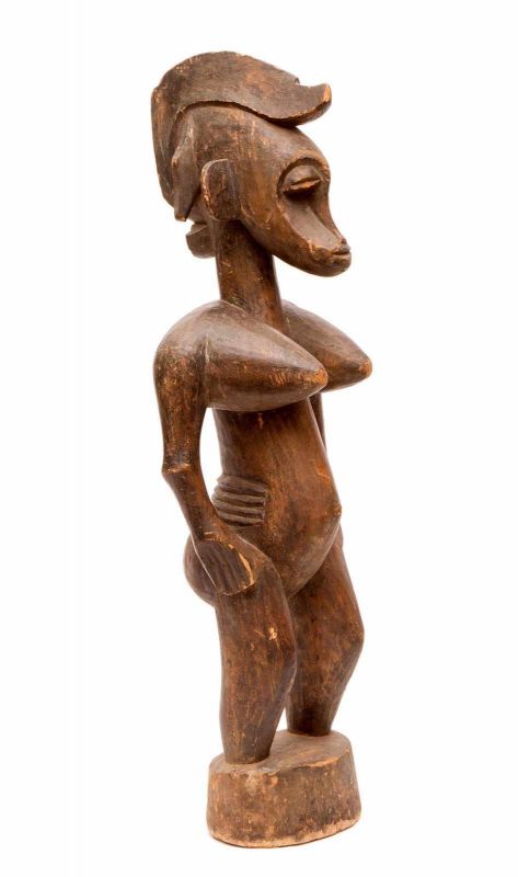 Senufo, staand vrouwfiguur met grote gebogen haarpunt, reliëf om middel