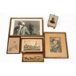 Zes diverse ingelijste foto's en tekeningen o.a. litho van Dick de Leeuw, kerkhof h. 18 x b. 27