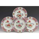 China, serie van vier famille rose borden, vroeg 18e eeuw, met deels verguld decor van pioenrozen,