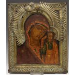 Rusland, ikoon, 19e eeuw; Madonna met kind, met koperen rizza 32 x 27 cm.