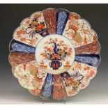 Japan, Imari schotel, Meiji periode (hersteld) diam. 47 cm.