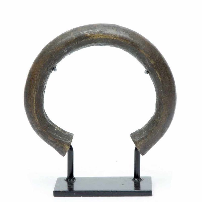 Afrikaanse zware bronzen halsband op standaard. diam. 22 cm.