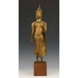 Thailand, verguld bronzen staande Boeddha h. 40 cm.