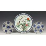 China, paar blauw-wit porseleinen schoteltjes, Kuangshu, mark and period, met decor van lotussen