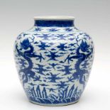 China, antiek blauw-wit porseleinen vaas in Ming stijl, met decor van draken en wolken, de onderrand