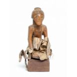 DRC., Kusu, halffiguur met krachtmateriaal in hoofd, puntige kin, open mond met rijen tanden en