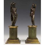 Italië, paar bronzen 'Grand Tour' sculpturen, 19e eeuw; Klassiek man- en vrouw figuur, elk staande