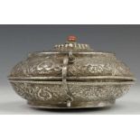 Tibet, gedreven en geciseleerd zilveren ronde dekseldoos, 19e eeuw, met Boeddhistische
