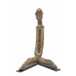 Burkina Faso, Lobi, gezeten figuur met gespreide benen en hoge torso. h. 40 cm.