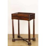 Mahoniehouten tafel, zgn. 'vide-poche', 19e eeuw, met bakvormige bovenblad waaronder een lade. Op