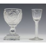 Vriendschapsglas, 19 eeuw en slingerglas, eind 18e eeuw (voetschilfertje). Hierbij twaalf glazen