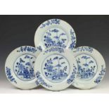 China, serie van vier blauw-wit porseleinen borden, Qianlong, met decor van bamboe bij hekwerk.