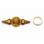 Gouden broche en een trouwring Broche in het midden met een gouden tientje, 1911 netto 12,9 gr.
