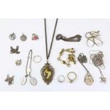 Diverse zilveren en onedele sieraden w.o. Art-Nouveau hanger aan collier