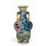 China, porseleinen vaas, Qing dynastie, 18e/19e eeuw, met reliëf van roze en lichtblauwe