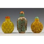 China, twee geel glazen snuifflesjes en wit glazen snuifflesje, laat Qing dynastie, met turkoois