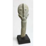 West Afrika, stenen sculptuur met platte kop, oren laag op hoofd en langgestrekte hals. h. 71 cm.