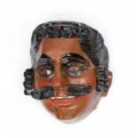 Mexico, beschilderd carnavalsmasker; mannengelaat met gesneden snor, glazen ogen en bakkenbaarden.