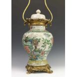 Zuid China, porseleinen craquelé dekselvaas als lampvoet, ca. 1900, met bronzen montering in Louis